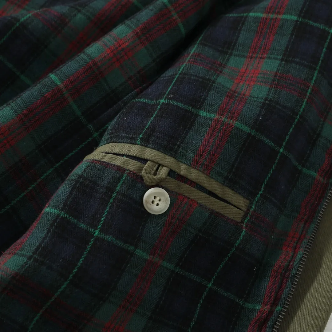 P350 #R23 Ralph Lauren polo white lily contract men's and women's old money style old cadre stand collar workwear Harrington jacket item number RL12020 The fabric has a double-layer shin feel and is full of weight! It's not as heavy as a regular jacket, and the ordinary cotton material feels really different. This one is super comfortable, soft and stylish, and has a green plaid interior that has a retro movie fashion feel! The fit is loose but not baggy. The size is just right and not too picky. The dropped shoulder design modifies the shoulder shape without making it look bulky. This silhouette is a style that will never go out of style after being worn for a long time. The upper body is also very durable and recognizable. The loose and reasonable fit can be worn by both men and women, making it easy to create a clean and refreshing youthful look. The embroidery on the chest is all German Oman embroidery fiber with original data. The embroidery process is very particular about using Japanese Tajima machines to ensure exquisite three-dimensional embroidery. That is what I said is different from the ones on the market. The workmanship is loose and can be used by boys and girls!! Color: Black Khaki Navy Blue Army Green Light Blue Size: M L XL XXL Length: 68/70/72/74 Bust: 122/126/130/134 Shoulder width: 53/54/55/56 Sleeve length: 65/66/67/68